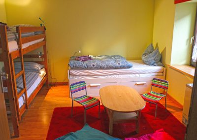 Kinderzimmer mit Doppelstockbett und Einzelbett